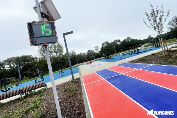 Piste d'athlétisme à Saint-Dizier avec un radar pédagogique EVOLIS Vision affichant une vitesse de 15 km/h 