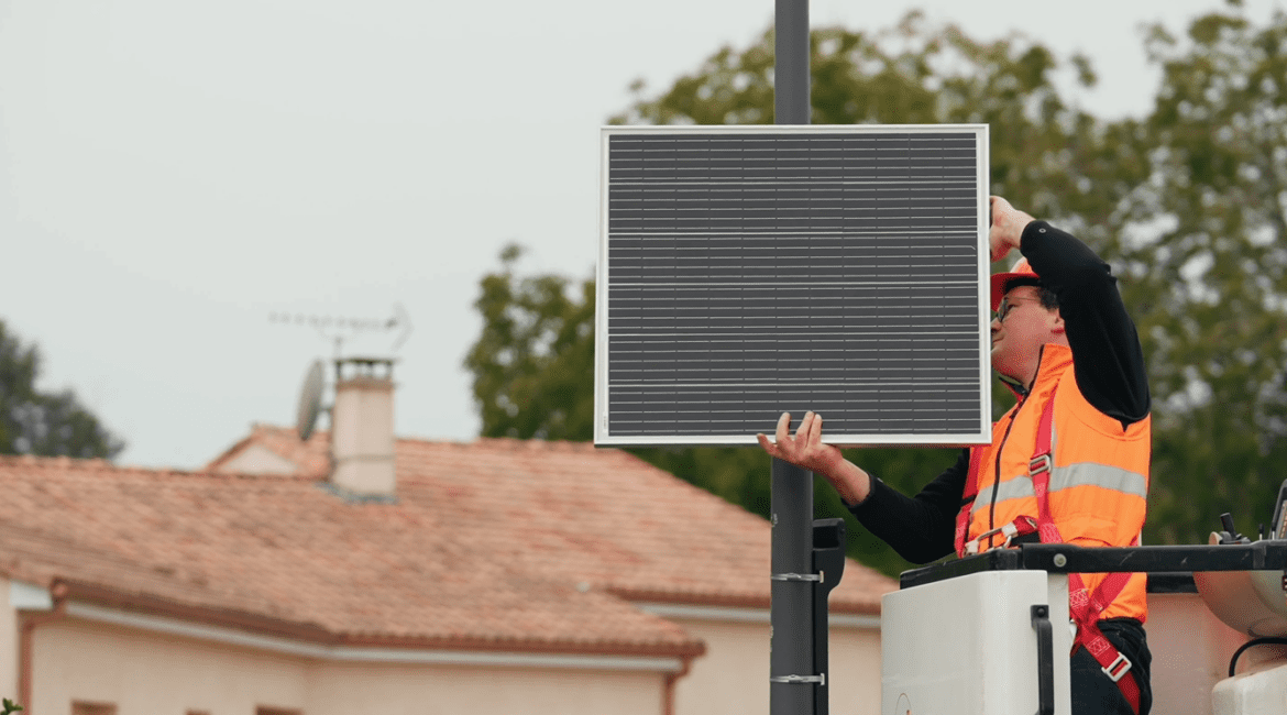 Installation d'un panneau solaire sur un mat.