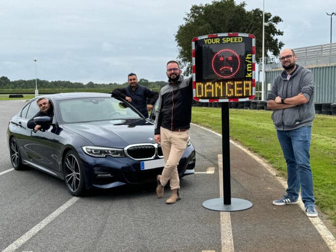 Foto de equipo de Elan City en la pista de karts cerca del radar instalado.