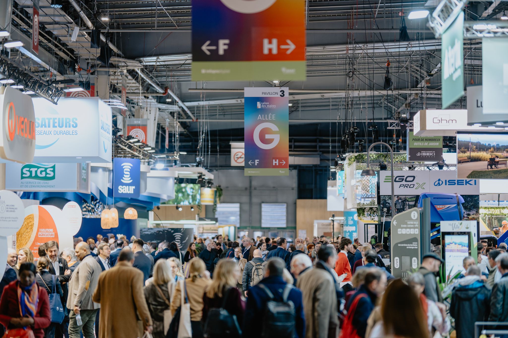 Intérieur du Salon des Maires 2024 avec différents stands 