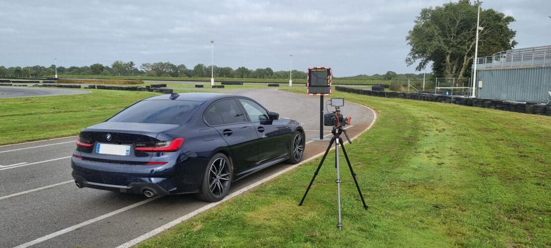 El radar pedagógico EVOLIS Vision, instalado en una pista de karts, detecta un coche.